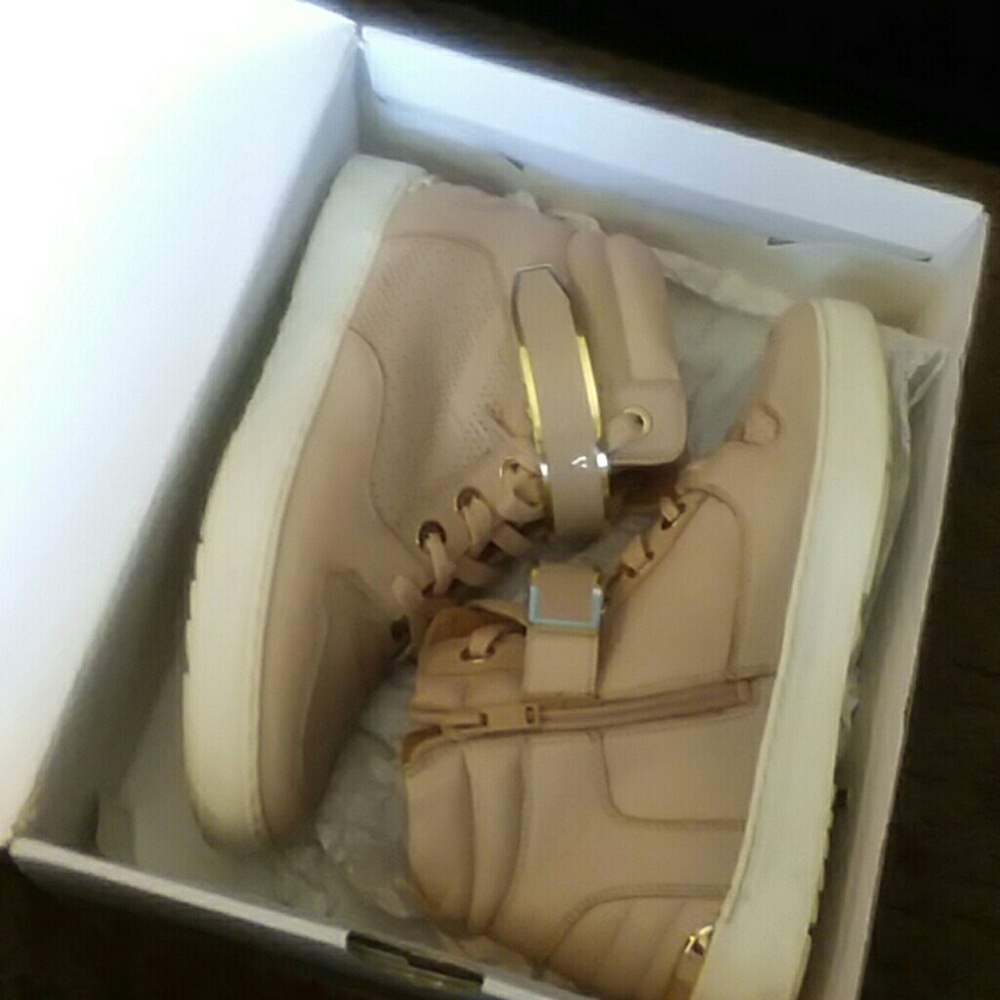 Beige sneakers with Gold detailing - Picture 4 of 6